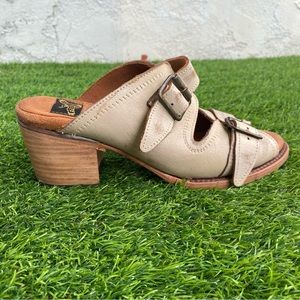 Freebird By Steven Distressed Caprice Beige Leather Buckle Heels Sandals Size 9
